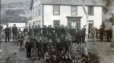 Pay Day at the mine. Likely taken around 1886. My guess on the photographer is Otis Boyden. The house in the background was the home of the Lind family.